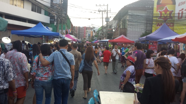 The start of Wualai Walking Street (Saturday Market). 
