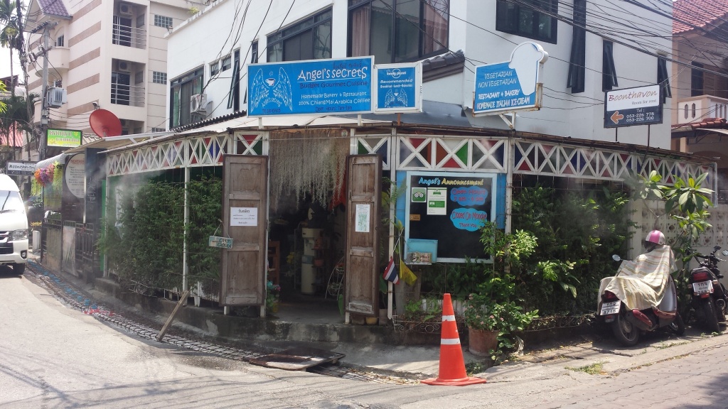 Quaint li'l cafe hidden in one of the lanes - 27 Moonmueang Soi 5. 